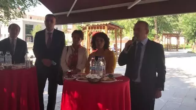 Vali Öner, vatandaşlar ve nöbetçi kamu çalışanlarıyla bayramlaştı