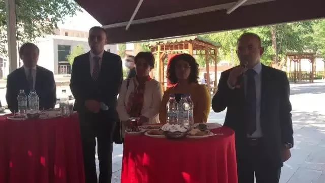 Vali Öner, vatandaşlar ve nöbetçi kamu çalışanlarıyla bayramlaştı