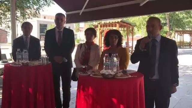 Vali Öner, vatandaşlar ve nöbetçi kamu çalışanlarıyla bayramlaştı