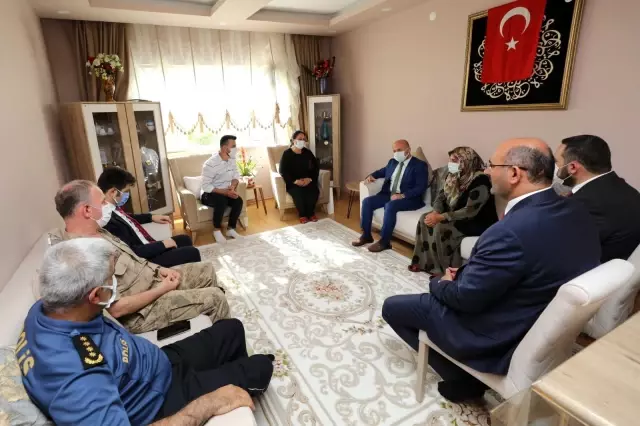 Vali Varol'dan şehit ailesine bayram ziyareti Vali Varol'dan şehit ailesine bayram ziyareti