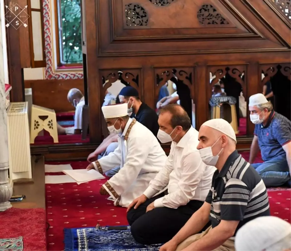 Vali Yavuz, Bayram Namazı Sonrası Vatandaşlarla Bayramlaştı
