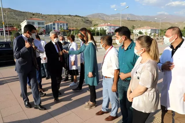 Validen görev başındaki personele bayram ziyareti