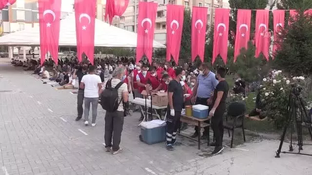 Vatandaşlar cami bahçelerine kurulan stantlarda aşı oldu Vatandaşlar cami bahçelerine kurulan stantlarda aşı oldu