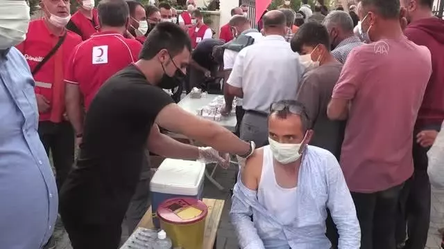 Vatandaşlar cami bahçelerine kurulan stantlarda aşı oldu