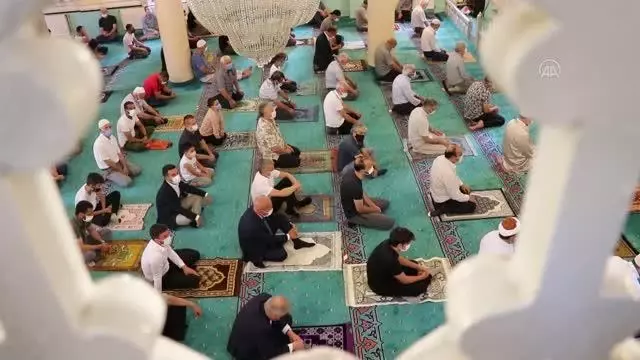 Vatandaşlar, Kurban Bayramı namazında camileri doldurdu