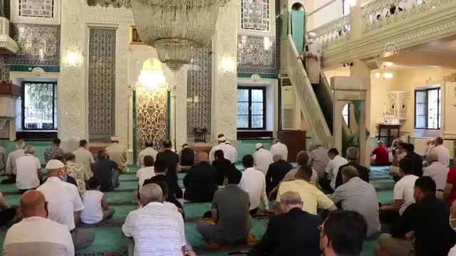 Vatandaşlar, Kurban Bayramı namazında camileri doldurdu