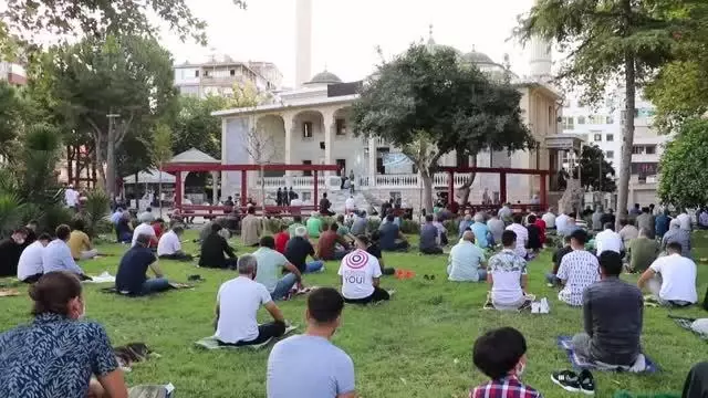 Vatandaşlar, Kurban Bayramı namazında camileri doldurdu