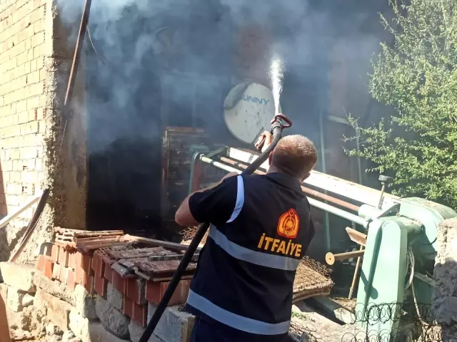 Yanan ekmek teknesini kurtarmak isteyen adam son anda kurtarıldı Yanan ekmek teknesini kurtarmak isteyen adam son anda kurtarıldı