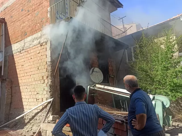 Yanan ekmek teknesini kurtarmak isteyen adam son anda kurtarıldı