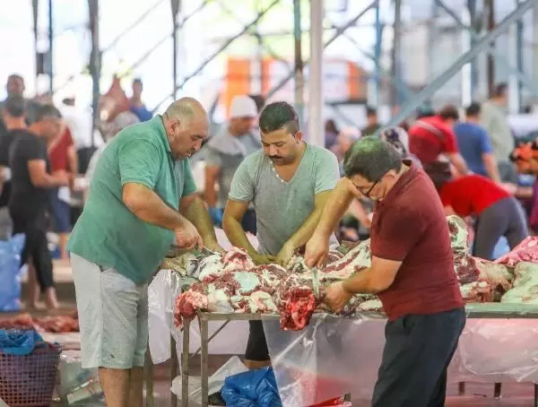 Son dakika haber! Yetişkinler kurban kesti, çocuklar izledi