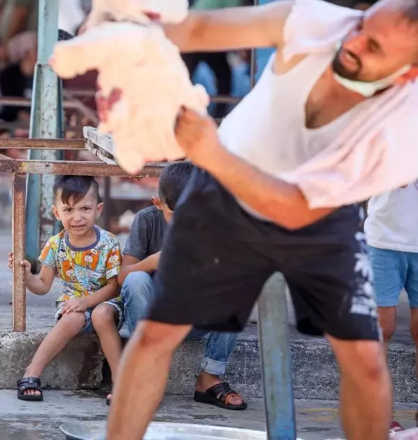 Son dakika haber! Yetişkinler kurban kesti, çocuklar izledi