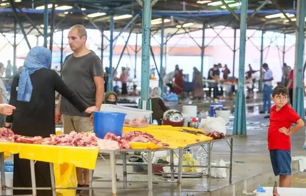 Son dakika haber! Yetişkinler kurban kesti, çocuklar izledi