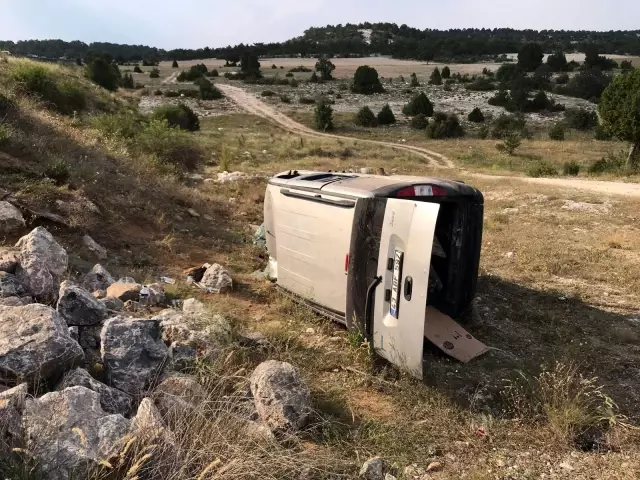 Yoldan çıkan hafif ticari araç uçuruma yuvarlandı: 4 yaralı
