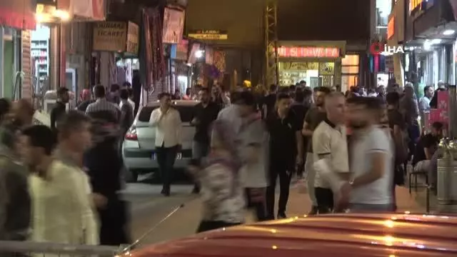 Yüksekova'da bayram alışverişi yoğunluğu gece geç saatlere kadar sürdü Yüksekova'da bayram alışverişi yoğunluğu gece geç saatlere kadar sürdü