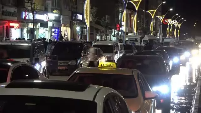 Yüksekova'da bayram alışverişi yoğunluğu gece geç saatlere kadar sürdü