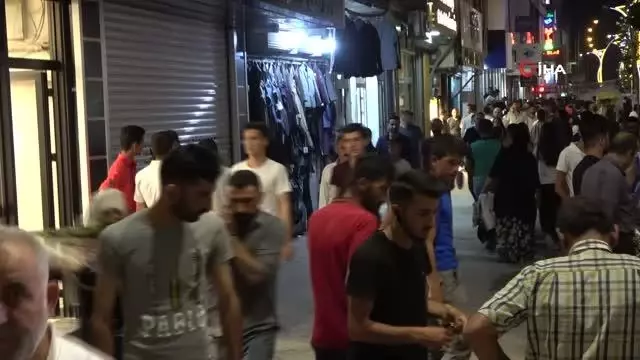 Yüksekova'da bayram alışverişi yoğunluğu gece geç saatlere kadar sürdü