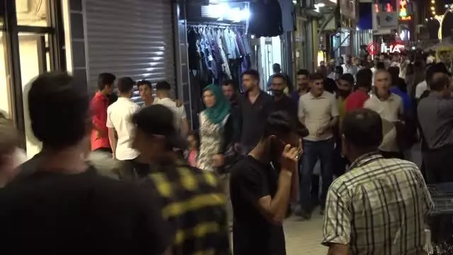 Yüksekova'da bayram alışverişi yoğunluğu gece geç saatlere kadar sürdü