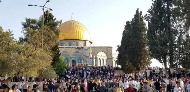 Binlerce Müslüman, bayram namazını Mescid-i Aksa'da kıldı