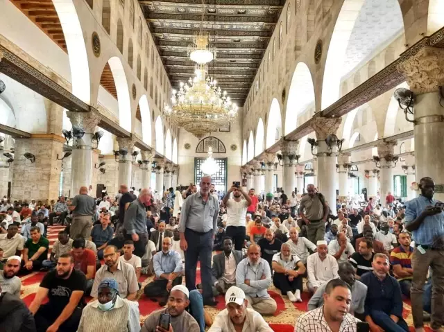 Binlerce Müslüman, bayram namazını Mescid-i Aksa'da kıldı