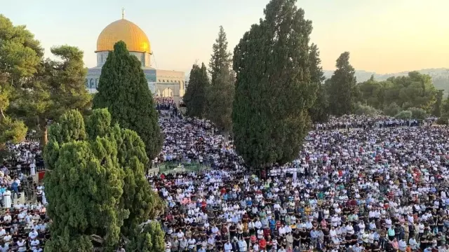 Binlerce Müslüman, bayram namazını Mescid-i Aksa'da kıldı