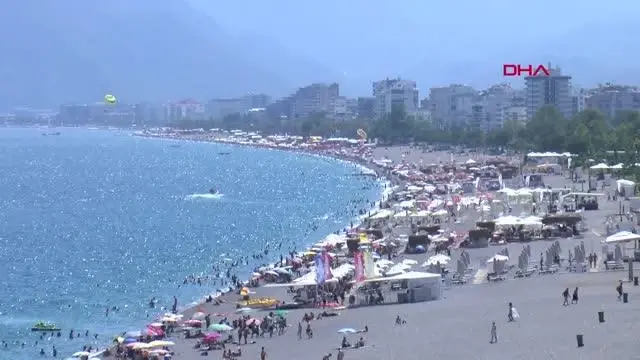 YÜZDE 100 DOLULUĞA ULAŞAN ANTALYA'DA TATİLCİLER SAHİLE KOŞTU