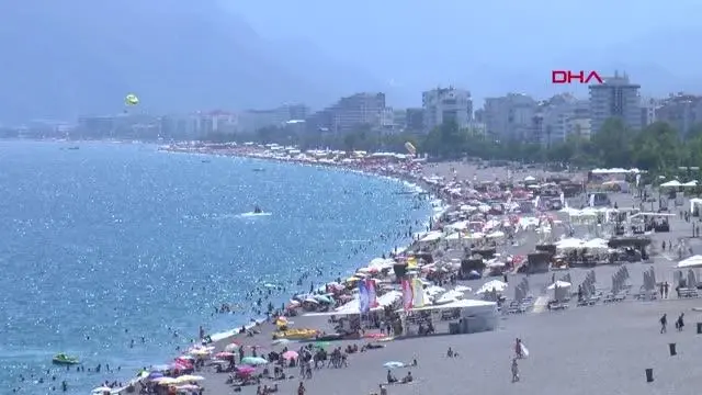 YÜZDE 100 DOLULUĞA ULAŞAN ANTALYA'DA TATİLCİLER SAHİLE KOŞTU