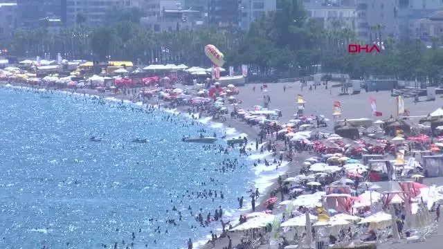 YÜZDE 100 DOLULUĞA ULAŞAN ANTALYA'DA TATİLCİLER SAHİLE KOŞTU