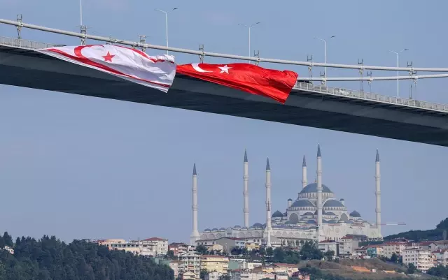 15 Temmuz Şehitler Köprüsü'ne Türk ve KKTC bayrağı asıldı 15 Temmuz Şehitler Köprüsü'ne Türk ve KKTC bayrağı asıldı