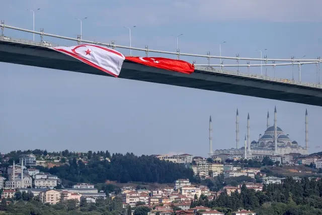 15 Temmuz Şehitler Köprüsü'ne Türk ve KKTC bayrağı asıldı
