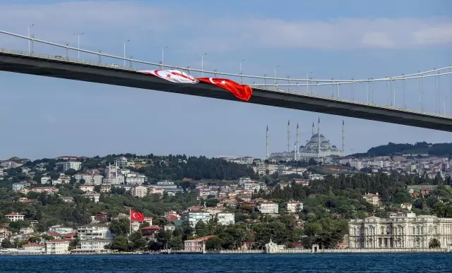 15 Temmuz Şehitler Köprüsü'ne Türk ve KKTC bayrağı asıldı