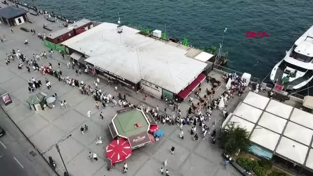 (Havadan fotoğraflarla) Adalar'a sefer düzenleyen vapur iskeleleri doldu taştı