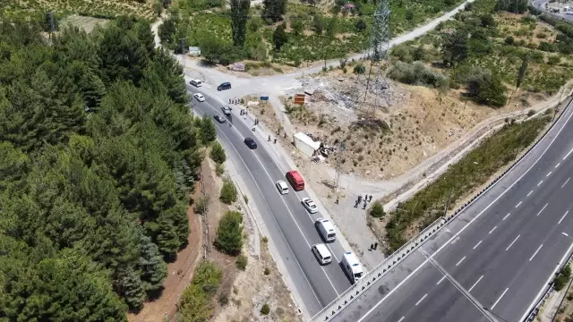 Karşı şeride geçip otomobile çarpan kamyonun sürücüsü hayatını kaybetti