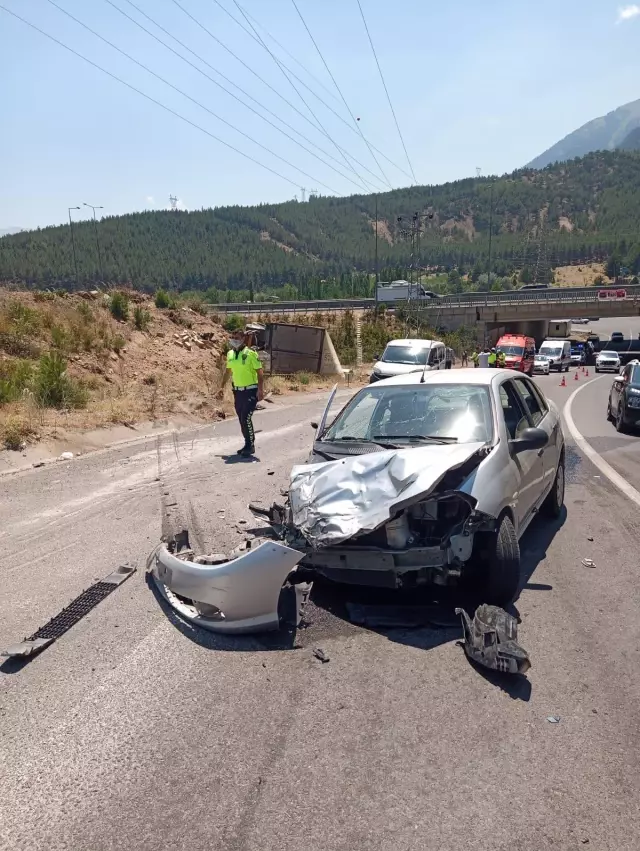 Karşı şeride geçip otomobile çarpan kamyonun sürücüsü hayatını kaybetti