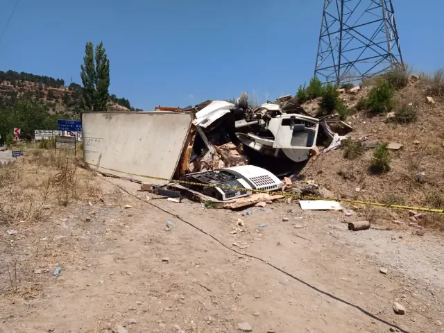 Karşı şeride geçip otomobile çarpan kamyonun sürücüsü hayatını kaybetti