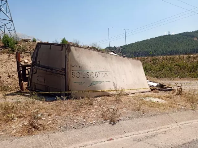 Karşı şeride geçip otomobile çarpan kamyonun sürücüsü hayatını kaybetti