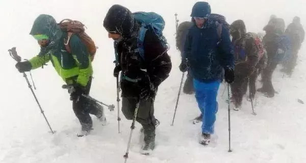 Ağrı Dağı'na tırmanan bir grup dağcı, yakalandıkları tipiye rağmen zirve yapmayı başardı Ağrı Dağı'na tırmanan bir grup dağcı, yakalandıkları tipiye rağmen zirve yapmayı başardı