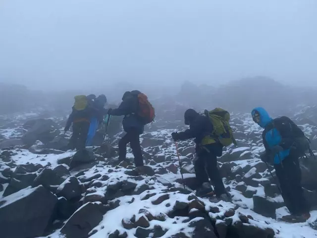 Ağrı Dağı'na tırmanan bir grup dağcı, yakalandıkları tipiye rağmen zirve yapmayı başardı