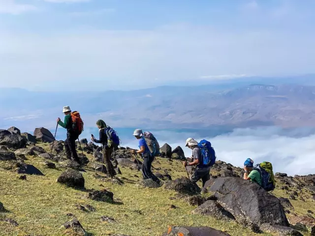Ağrı Dağı'na tırmanan bir grup dağcı, yakalandıkları tipiye rağmen zirve yapmayı başardı