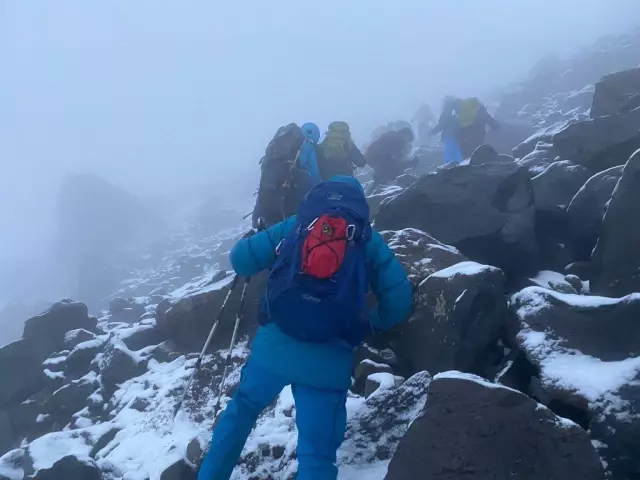 Ağrı Dağı'na tırmanan bir grup dağcı, yakalandıkları tipiye rağmen zirve yapmayı başardı