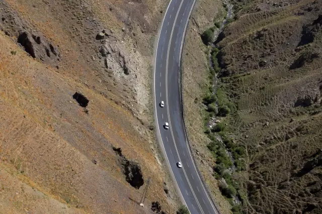 Vali Varol, helikopterle Ağrı-İran kara yolunda bayram trafiğini denetledi