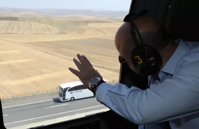 Vali Varol, helikopterle Ağrı-İran kara yolunda bayram trafiğini denetledi