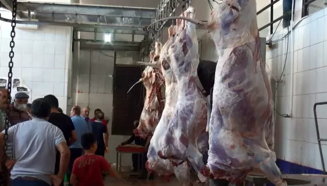 Ahlat Derneklerinden 900 aileye kurban eti Ahlat Derneklerinden 900 aileye kurban eti