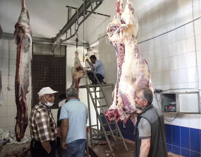 Ahlat Derneklerinden 900 aileye kurban eti