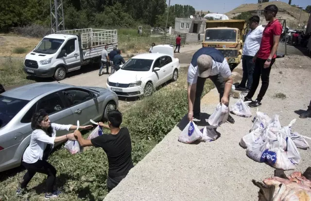 Ahlat Derneklerinden 900 aileye kurban eti