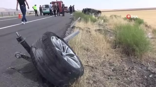 Aksaray'da feci kaza...Çarpıp takla attığı bariyerler otomobile saplandı: 2 ölü, 4 yaralı Aksaray'da feci kaza...Çarpıp takla attığı bariyerler otomobile saplandı: 2 ölü, 4 yaralı