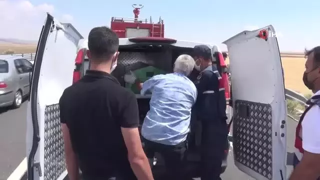 Aksaray'da feci kaza...Çarpıp takla attığı bariyerler otomobile saplandı: 2 ölü, 4 yaralı