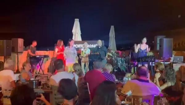 AKYARLAR'DA ÜNLÜLERE 90'LAR PARTİSİ