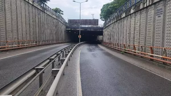 ALTGEÇİT SUYLA DOLDU, FERİBOT YOLU ULAŞIMA KAPANDI