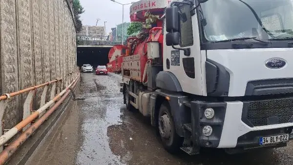 ALTGEÇİT SUYLA DOLDU, FERİBOT YOLU ULAŞIMA KAPANDI