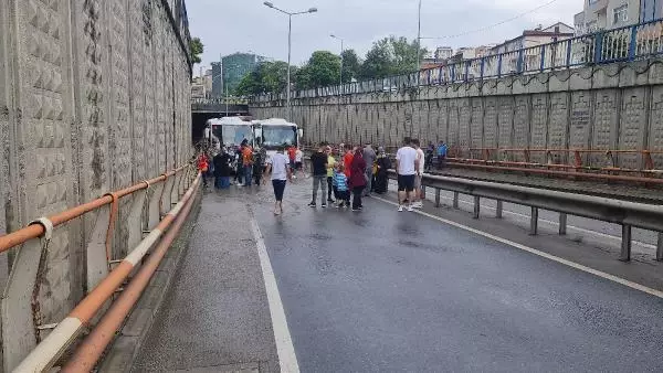 ALTGEÇİT SUYLA DOLDU, FERİBOT YOLU ULAŞIMA KAPANDI